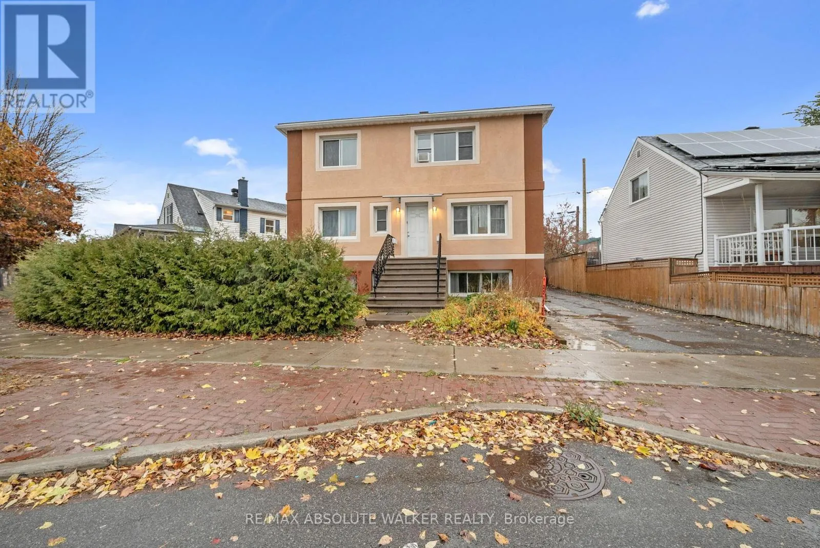 Triplex for rent: 2 - 131 Dagmar Avenue, Ottawa, Ontario K1L 5T3