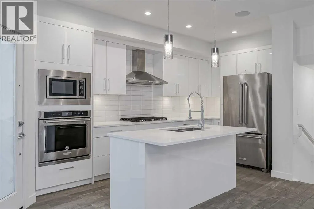 Row / Townhouse for rent: 2, 136 22 Avenue Ne, Calgary, Alberta T2E 1T3