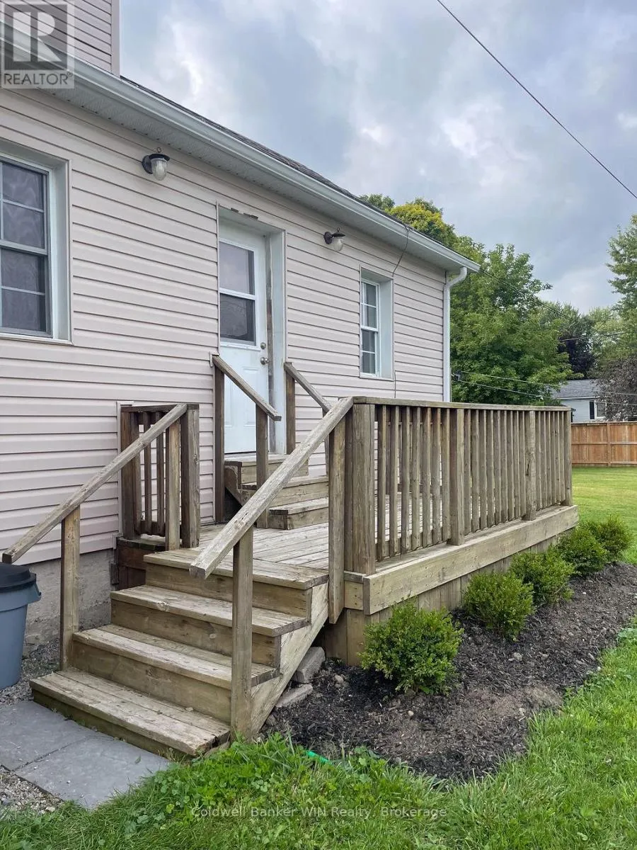 Duplex for rent: 2 - 16 Queen Street N, Minto, Ontario N0G 1Z0