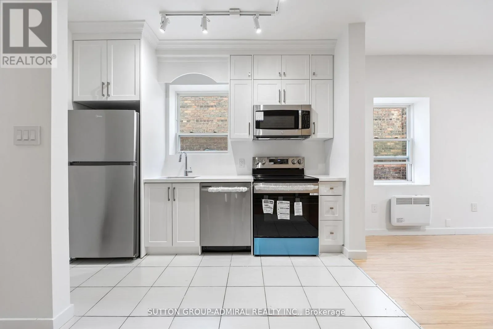 Residential Commercial Mix for rent: 2 - 1969 Queen Street E, Toronto, Ontario M4L 1H9