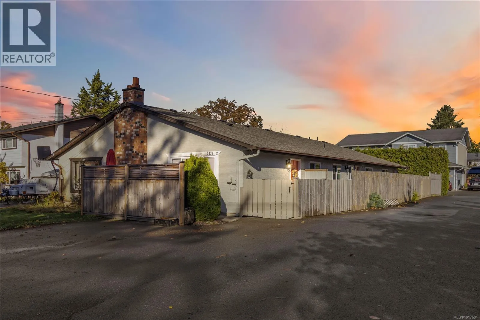 Duplex for rent: 2 2034 Weiler Ave, Sidney, British Columbia V8L 1R4