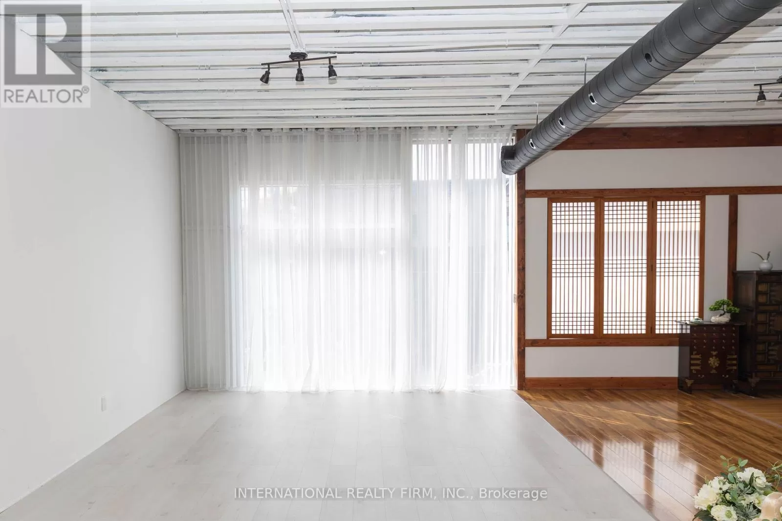 2 - 2252 Queen Street E, Toronto, Ontario M4E 1G2