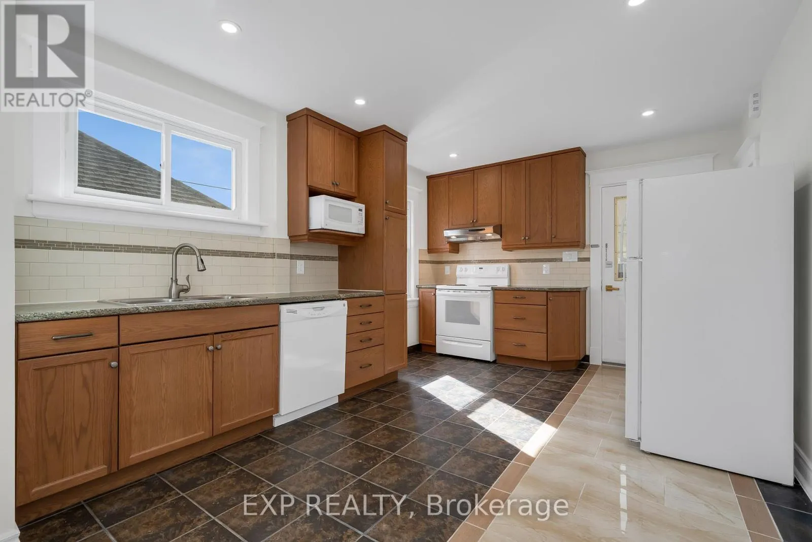 House for rent: 2 - 229 Geneva Street, St. Catharines, Ontario L2R 4R1