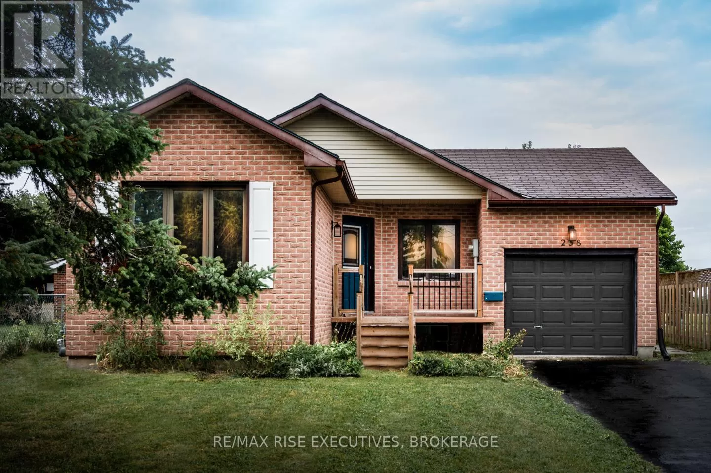 Duplex for rent: 2 - 258 Kingscourt Avenue, Kingston, Ontario K7K 6C9