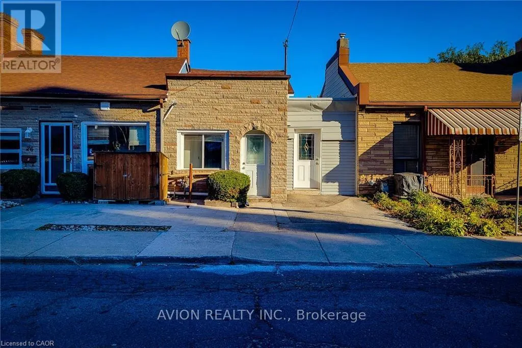 House for rent: 2 - 26 Barton Street W, Hamilton, Ontario L8L 1A1