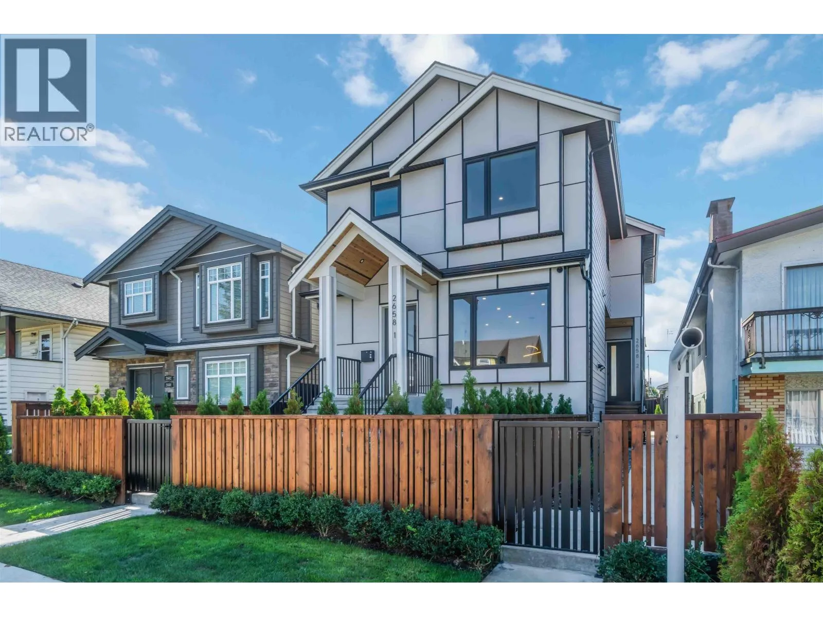 Duplex for rent: 2 2658 Dundas Street, Vancouver, British Columbia V5K 1P9