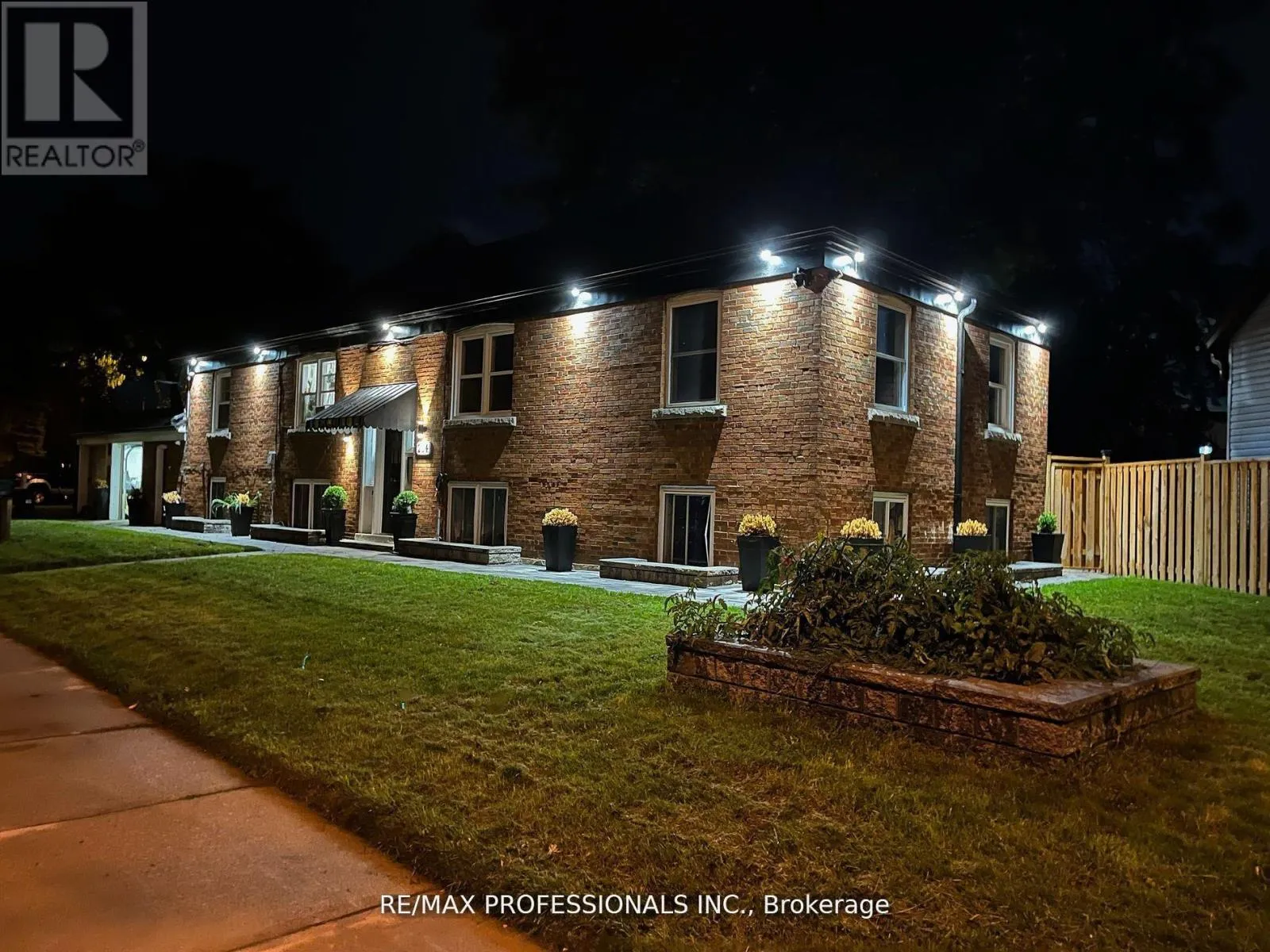 Fourplex for rent: 2 - 284 Gledhill Avenue, Toronto, Ontario M4C 4L1