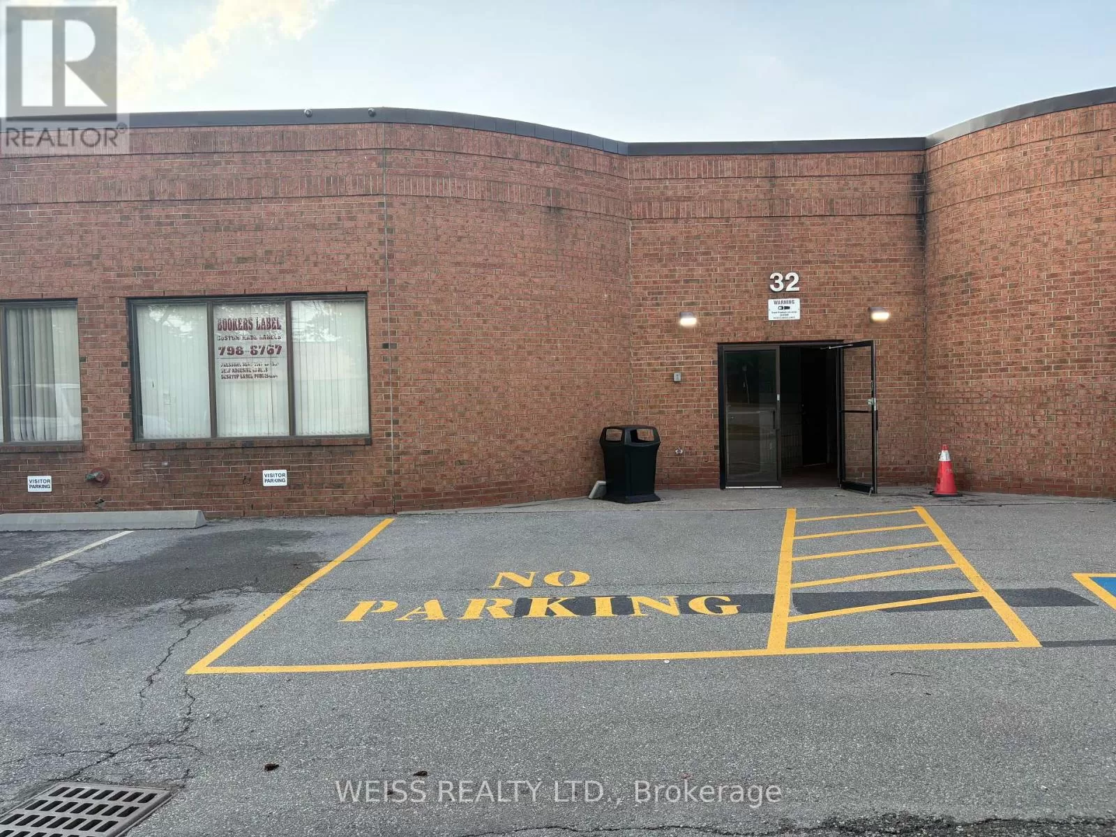 Warehouse for rent: 2 - 32 Goodmark Place, Toronto, Ontario M9W 6J4