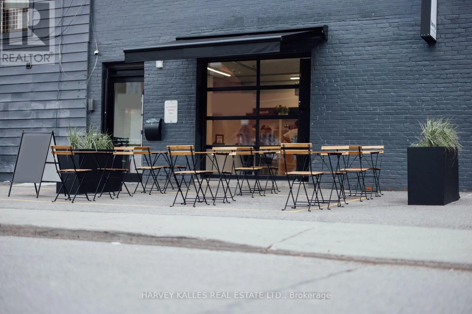 2 - 398 Spadina Avenue, Toronto, Ontario M5T 2G5