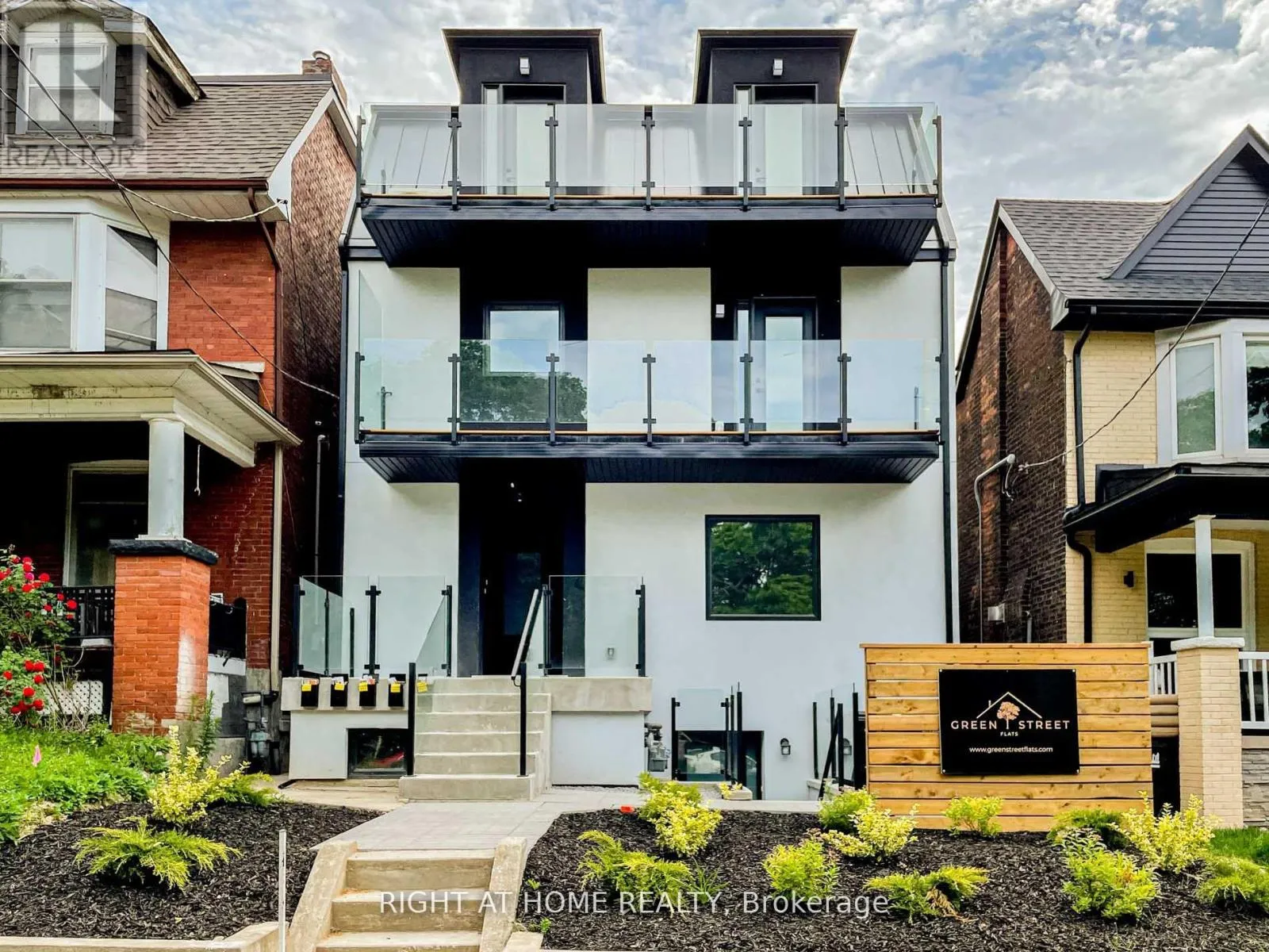 House for rent: 2 - 435 Grace Street, Toronto, Ontario M6G 3A8