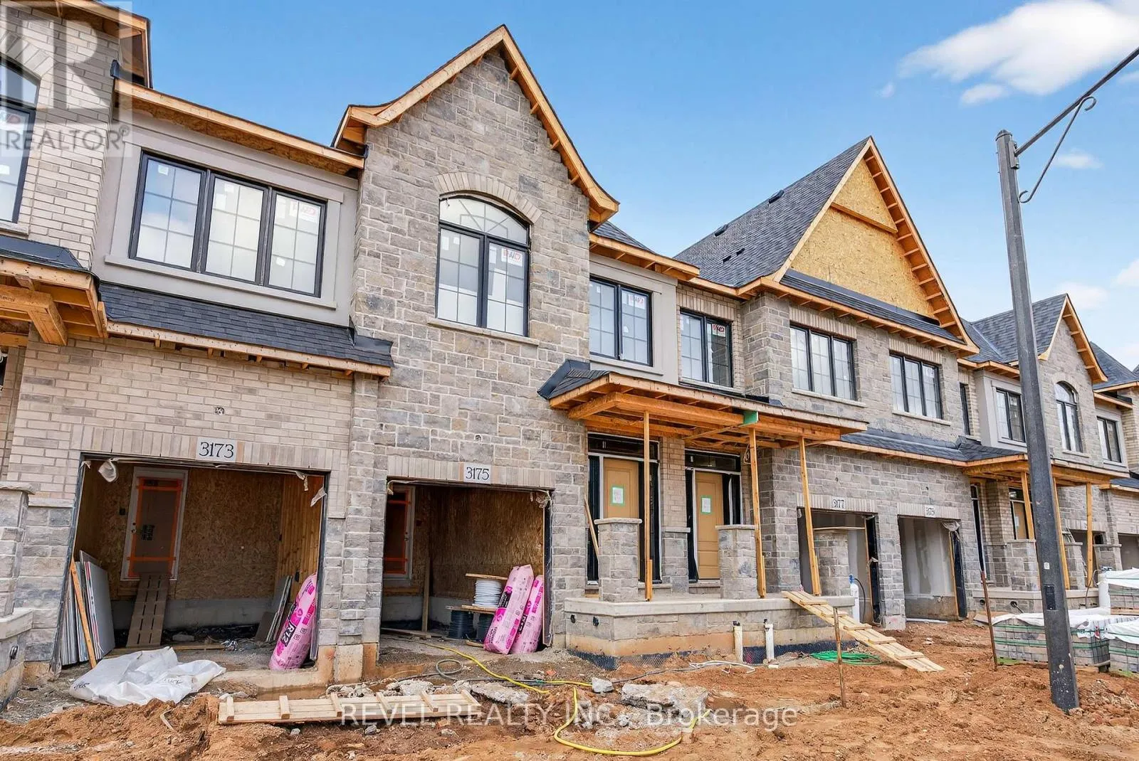 Row / Townhouse for rent: 2 - 600 Maplehill Drive, Burlington, Ontario L7N 2W3