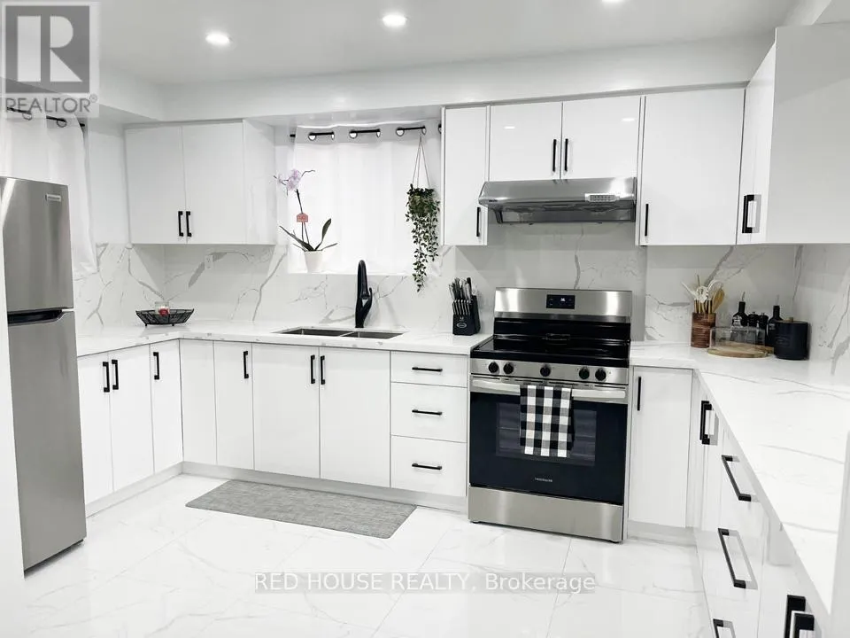 Row / Townhouse for rent: 2 - 87 Irwin Road, Toronto, Ontario M9W 5W1