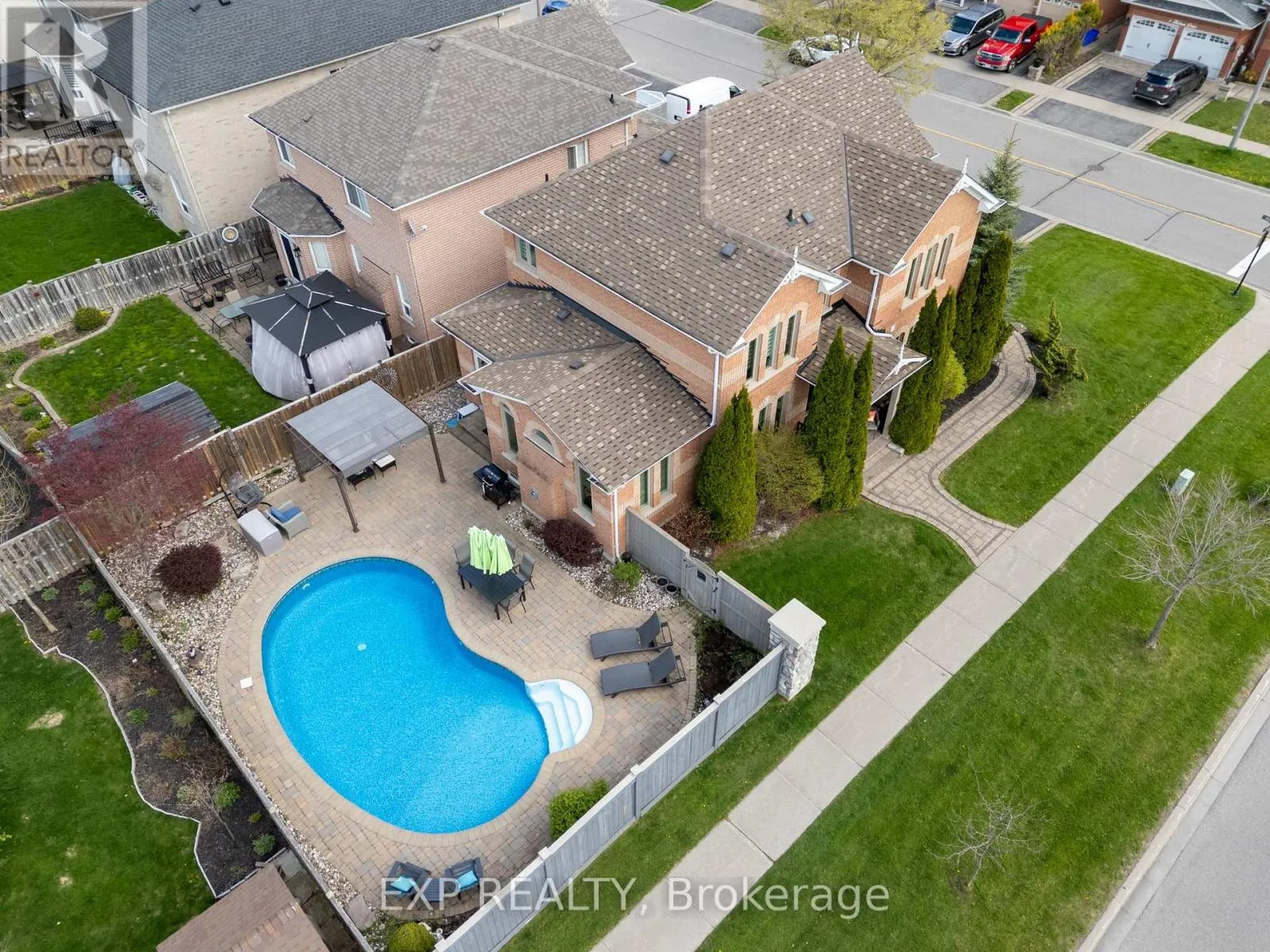 House for rent: 2 Hesham Drive, Whitby, Ontario L1M 2J9