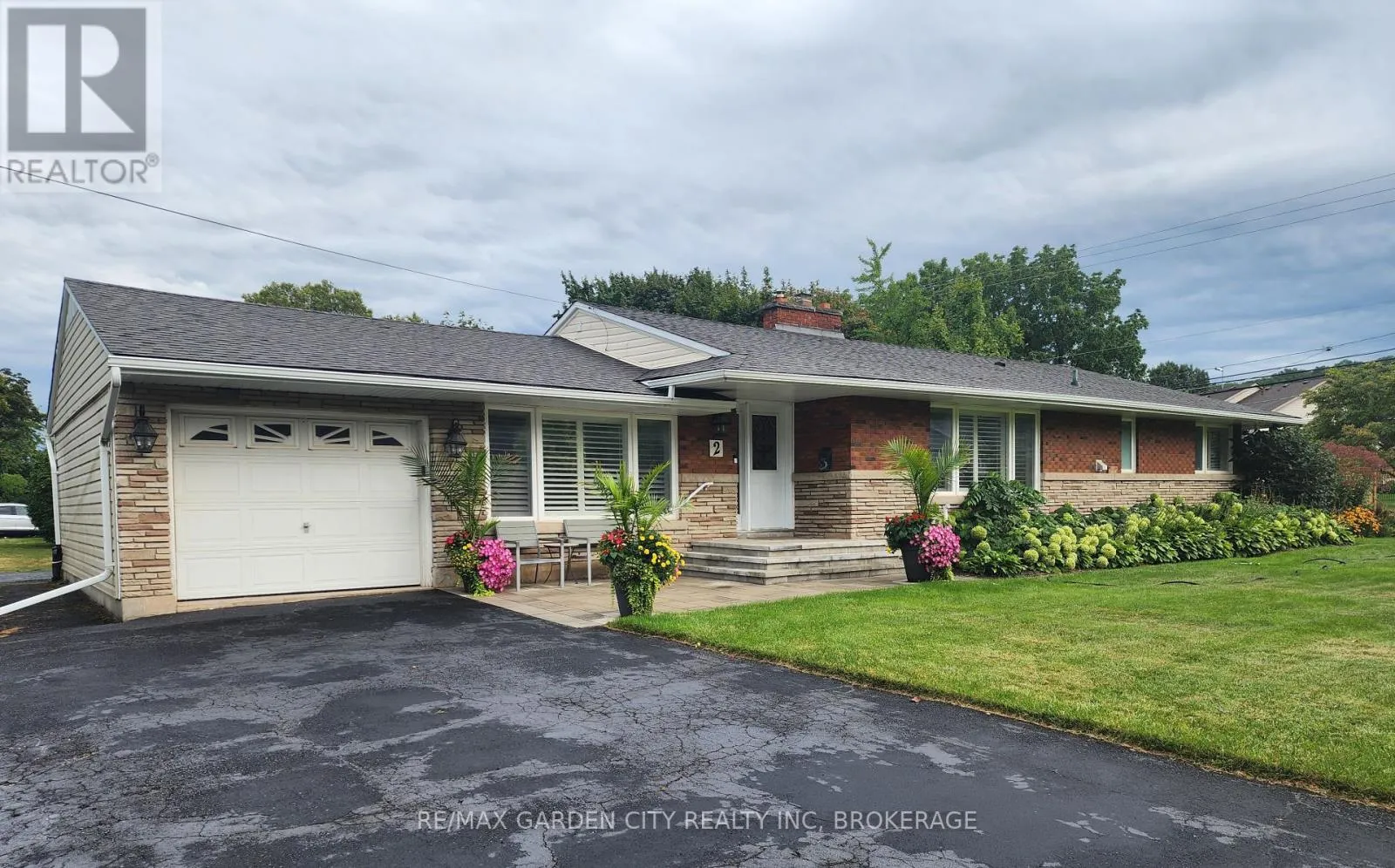 House for rent: 2 Lynnwood Avenue, Grimsby, Ontario L3M 2X6