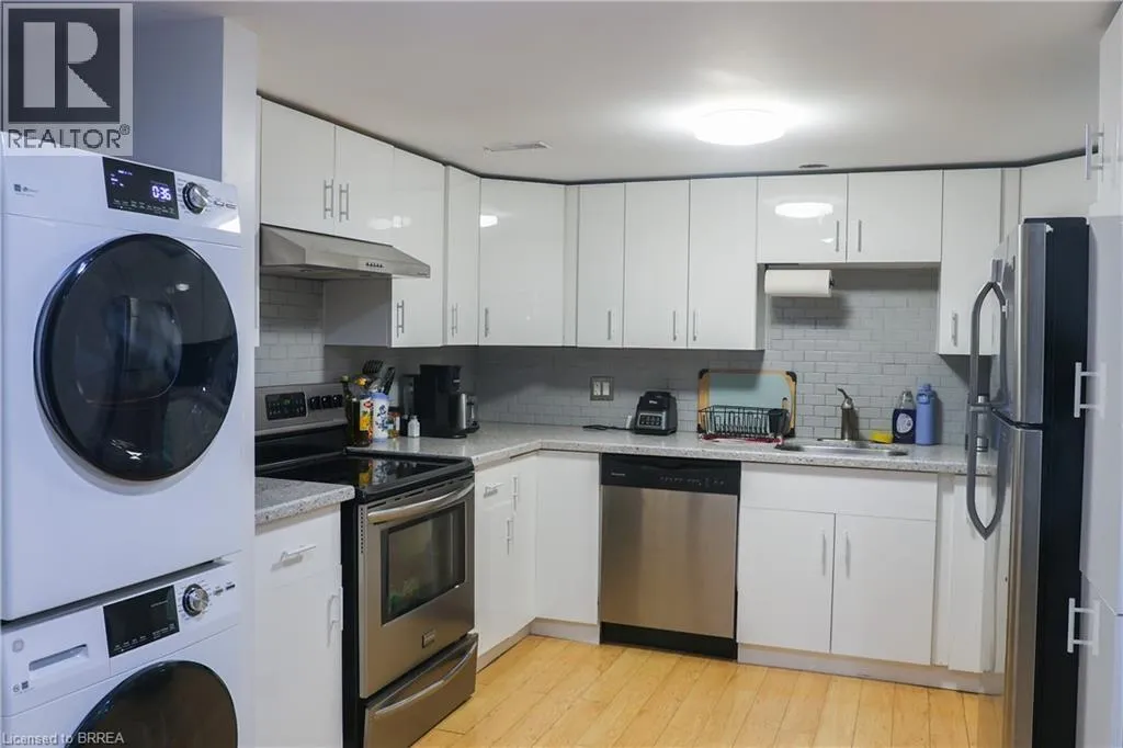 House for rent: 2 Robroy Court, Brantford, Ontario N3R 3E3