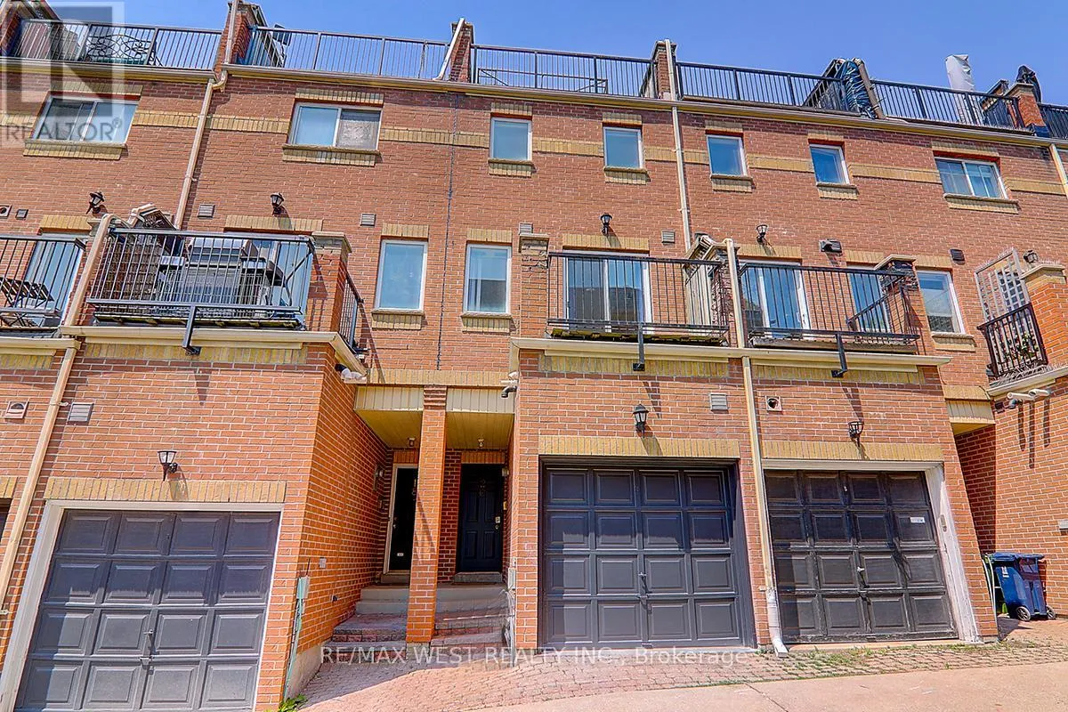 Row / Townhouse for rent: 20 Azzarello Lane, Toronto, Ontario M4J 5C4