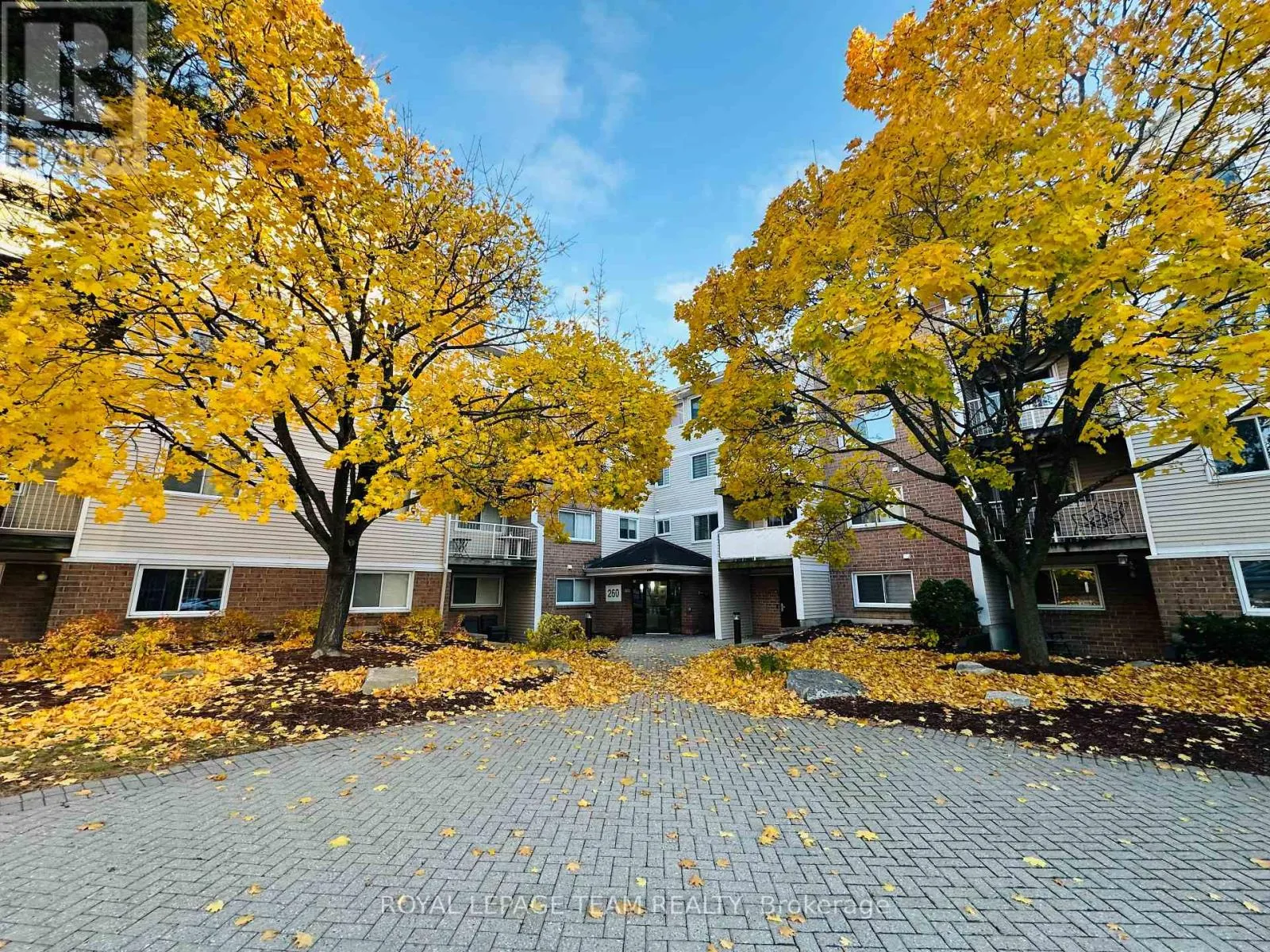 Apartment for rent: 200 - 260 Brittany Drive, Ottawa, Ontario K1K 4M2