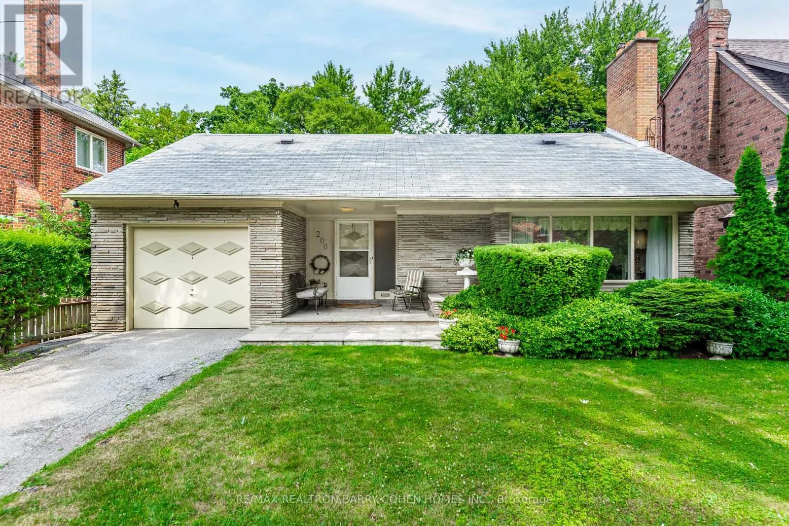 House for rent: 200 Cortleigh Boulevard, Toronto, Ontario M5N 1P5