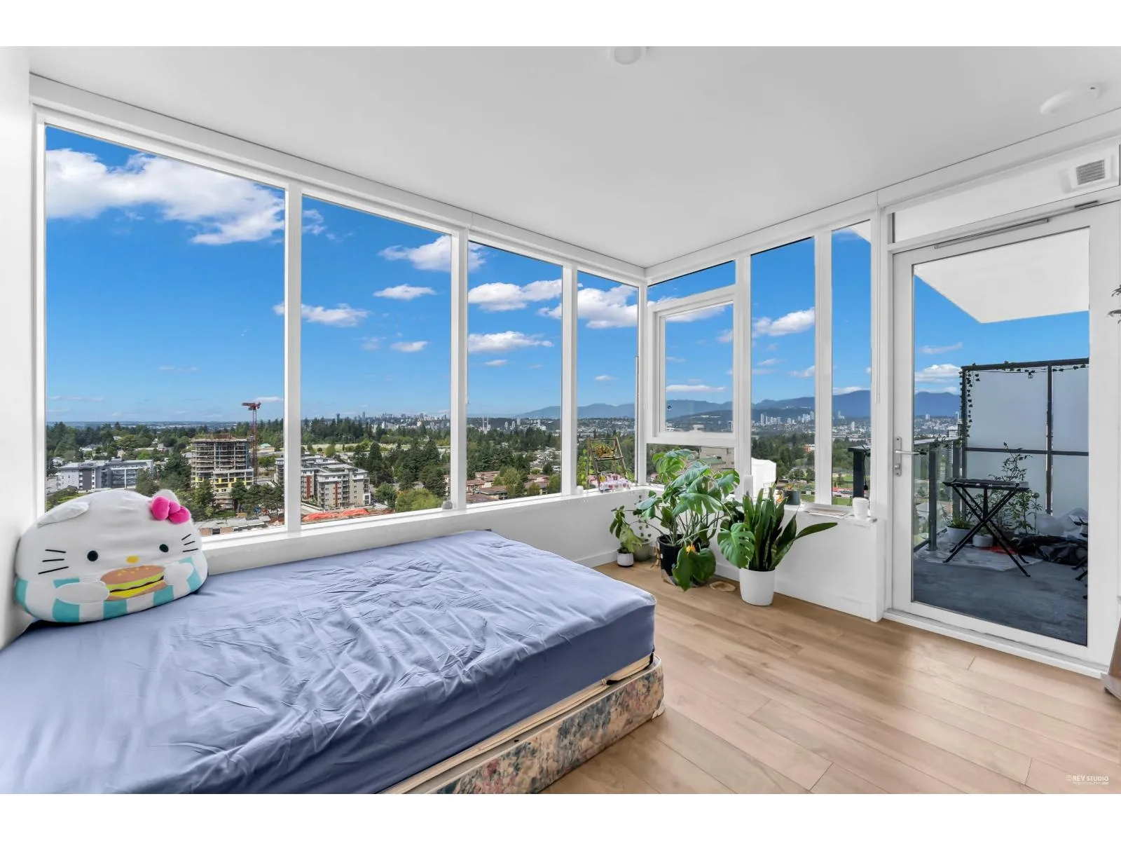 Apartment for rent: 2001 10448 University Drive, Surrey, British Columbia V3T 0S7