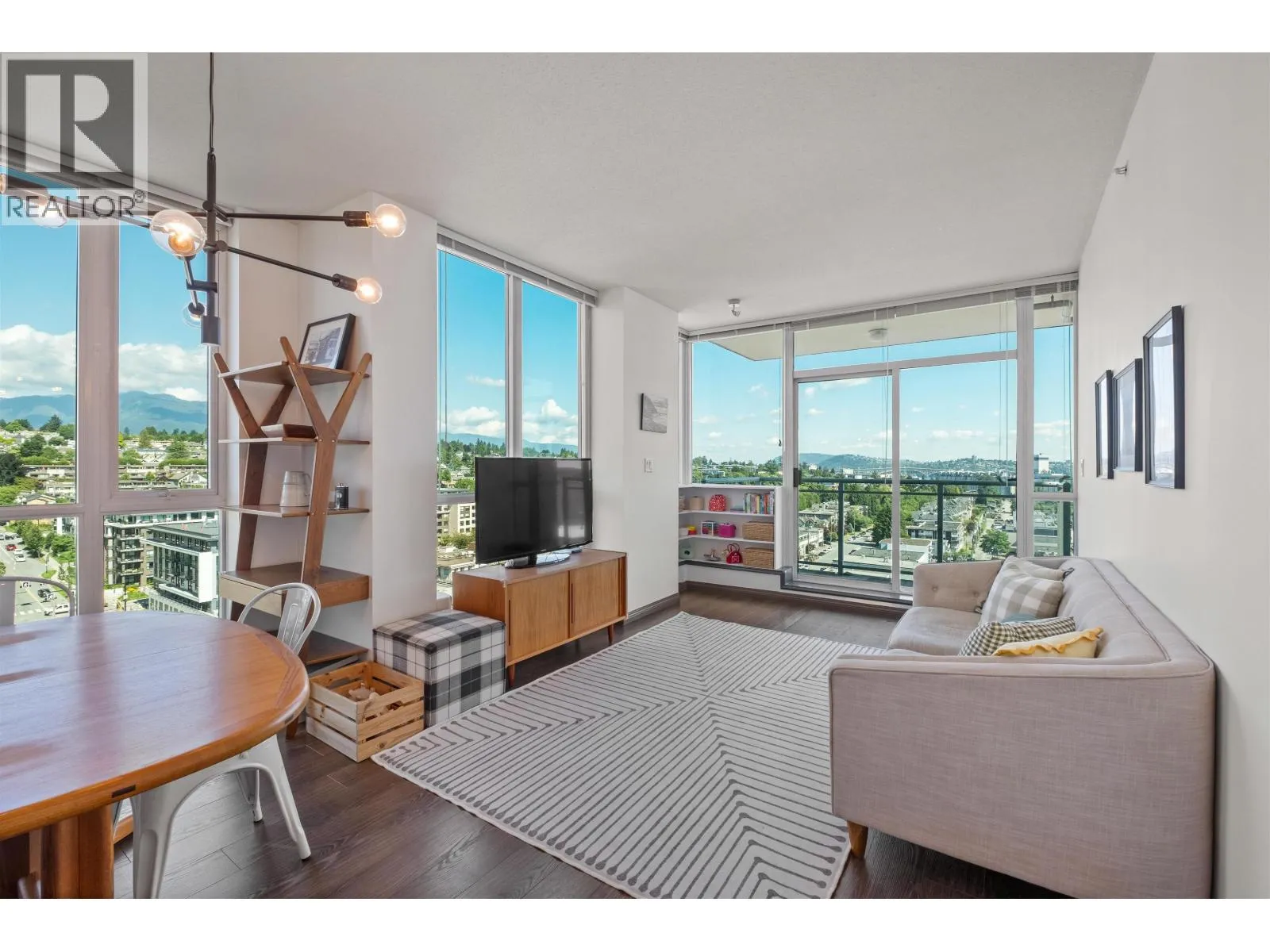 Apartment for rent: 2001 188 E Esplanade, North Vancouver, British Columbia V7L 4Y1