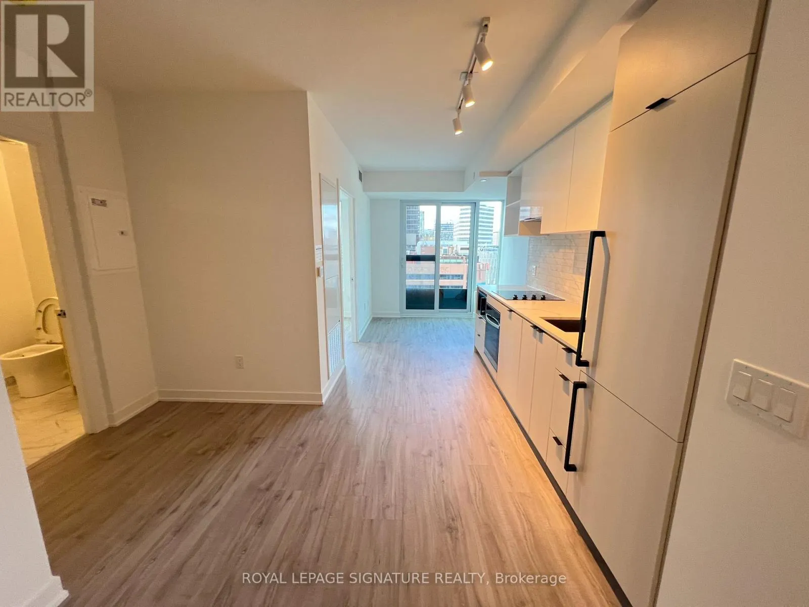 Apartment for rent: 2001 - 252 Church Street, Toronto, Ontario M5B 0E6