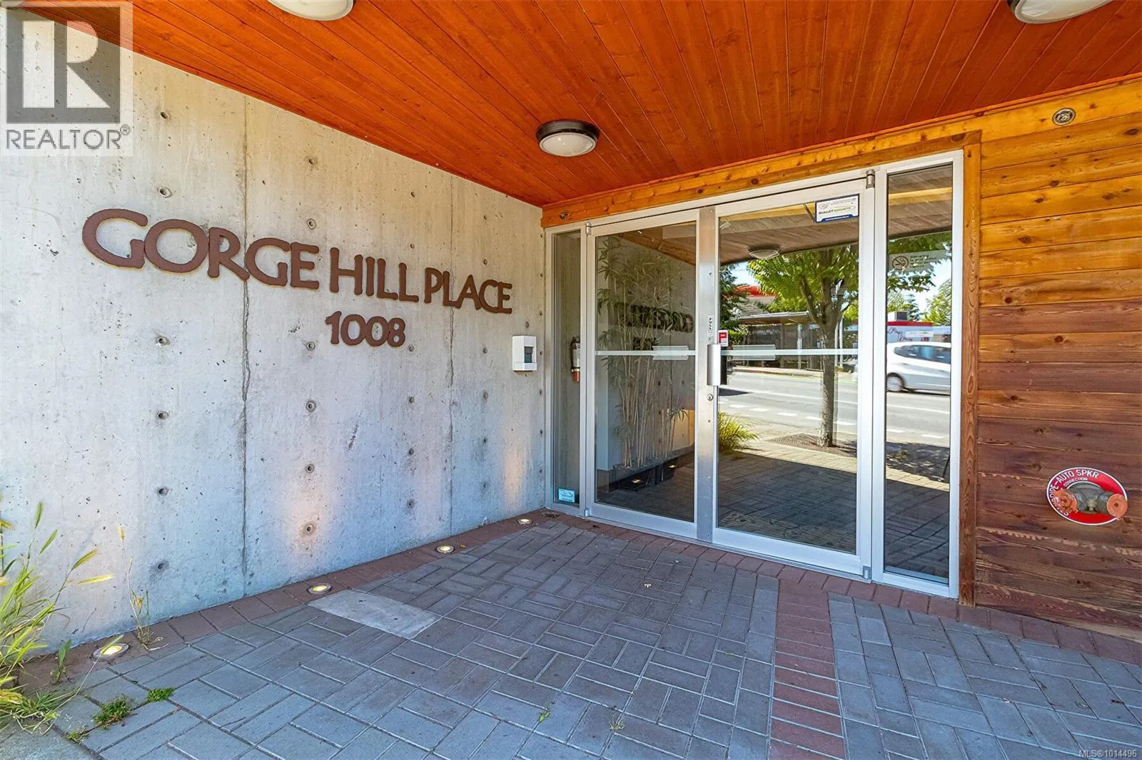 Apartment for rent: 201 1008 Tillicum Rd, Esquimalt, British Columbia V9A 1Z8