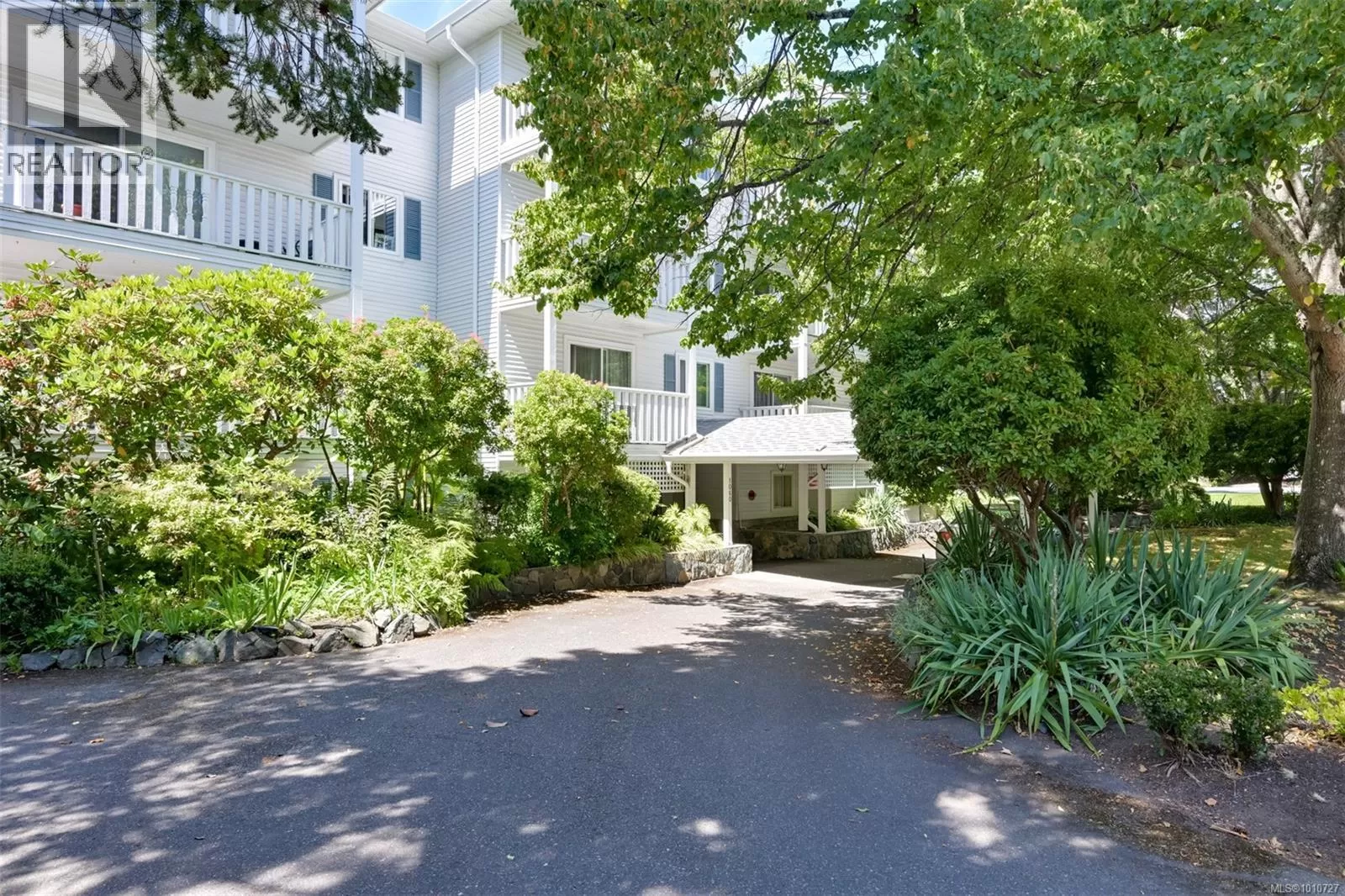 Apartment for rent: 201 1060 Linden Ave, Victoria, British Columbia V8V 4H2