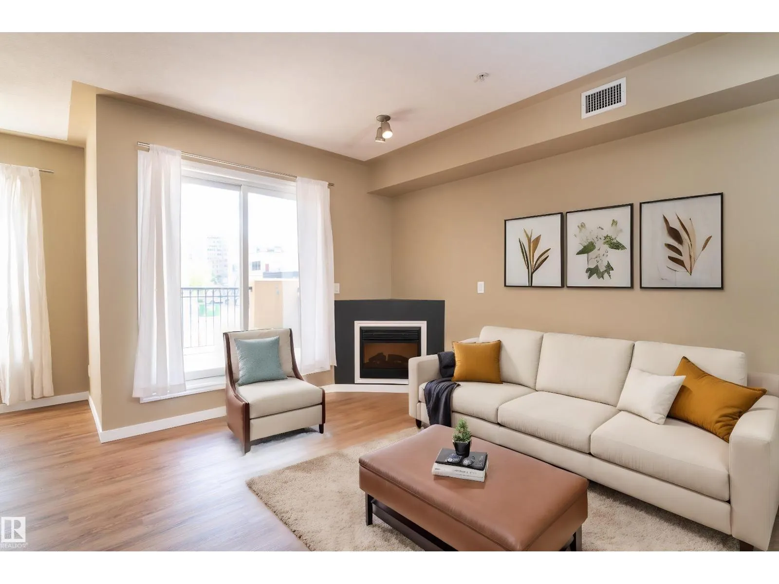 Apartment for rent: #201 10606 102 Av Nw, Edmonton, Alberta T5J 5E9