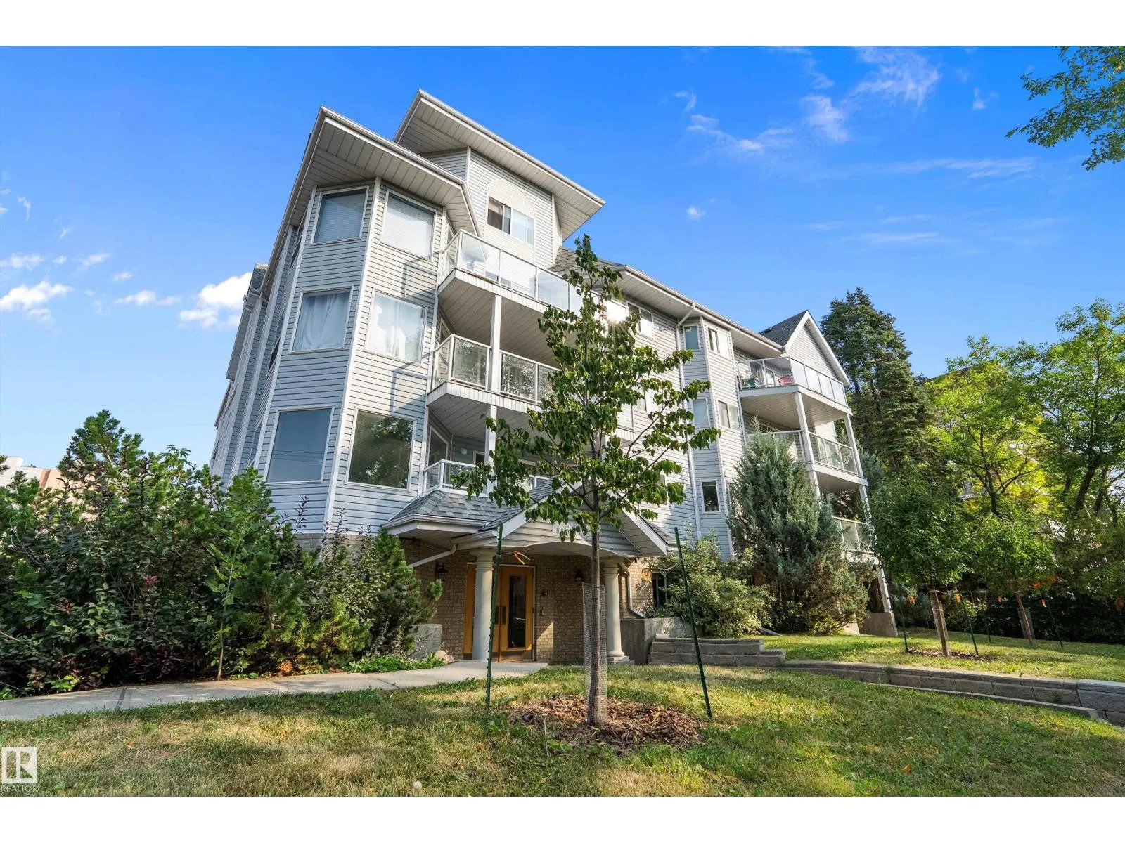 Apartment for rent: #201 10810 86 Av Nw, Edmonton, Alberta T6E 2N2