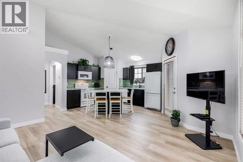 Row / Townhouse for rent: 201, 11 Everridge Square Sw, Calgary, Alberta T2Y 5J5