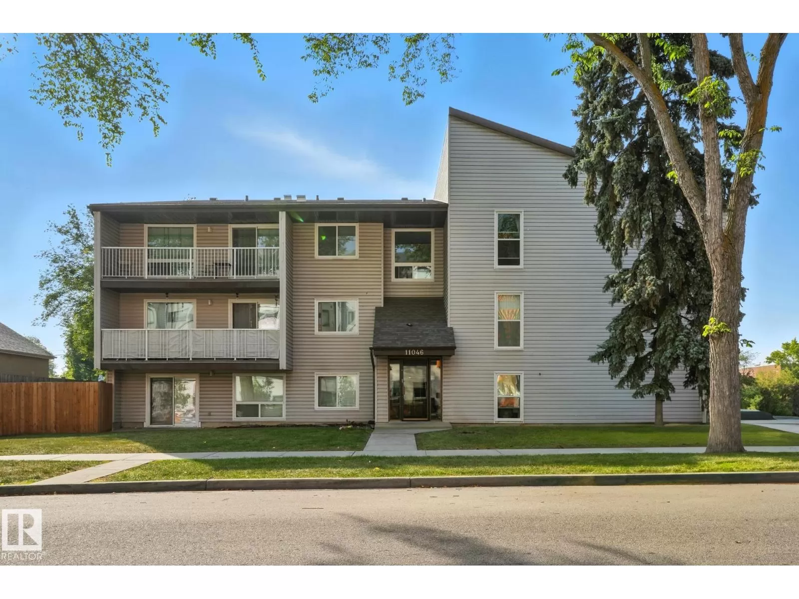 Apartment for rent: #201 11046 130 St Nw, Edmonton, Alberta T5M 0Z7