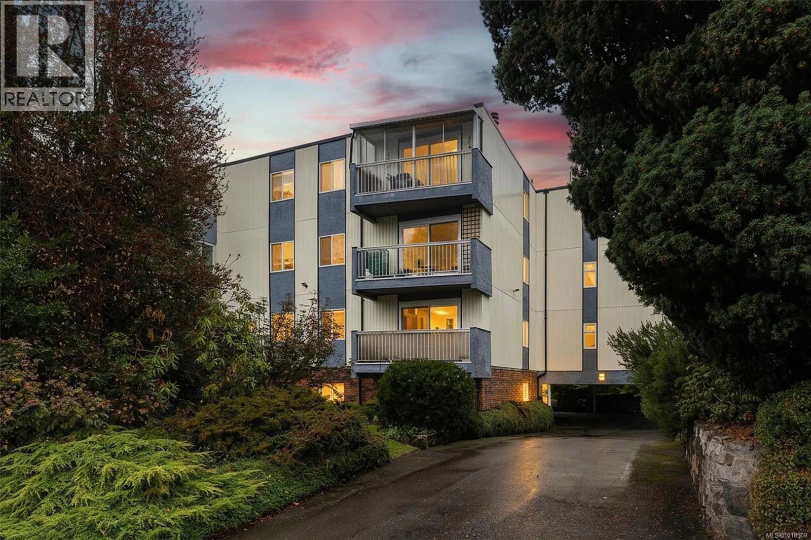 Apartment for rent: 201 1188 Yates St, Victoria, British Columbia V8V 3M8