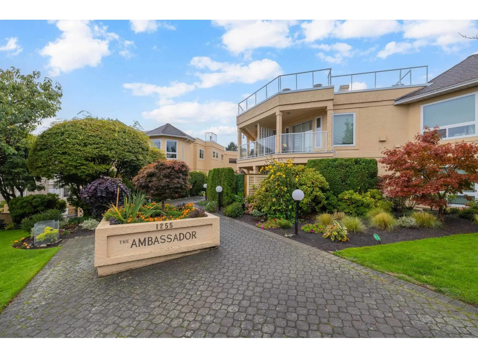 Apartment for rent: 201 1255 Best Street, White Rock, British Columbia V4B 4E1