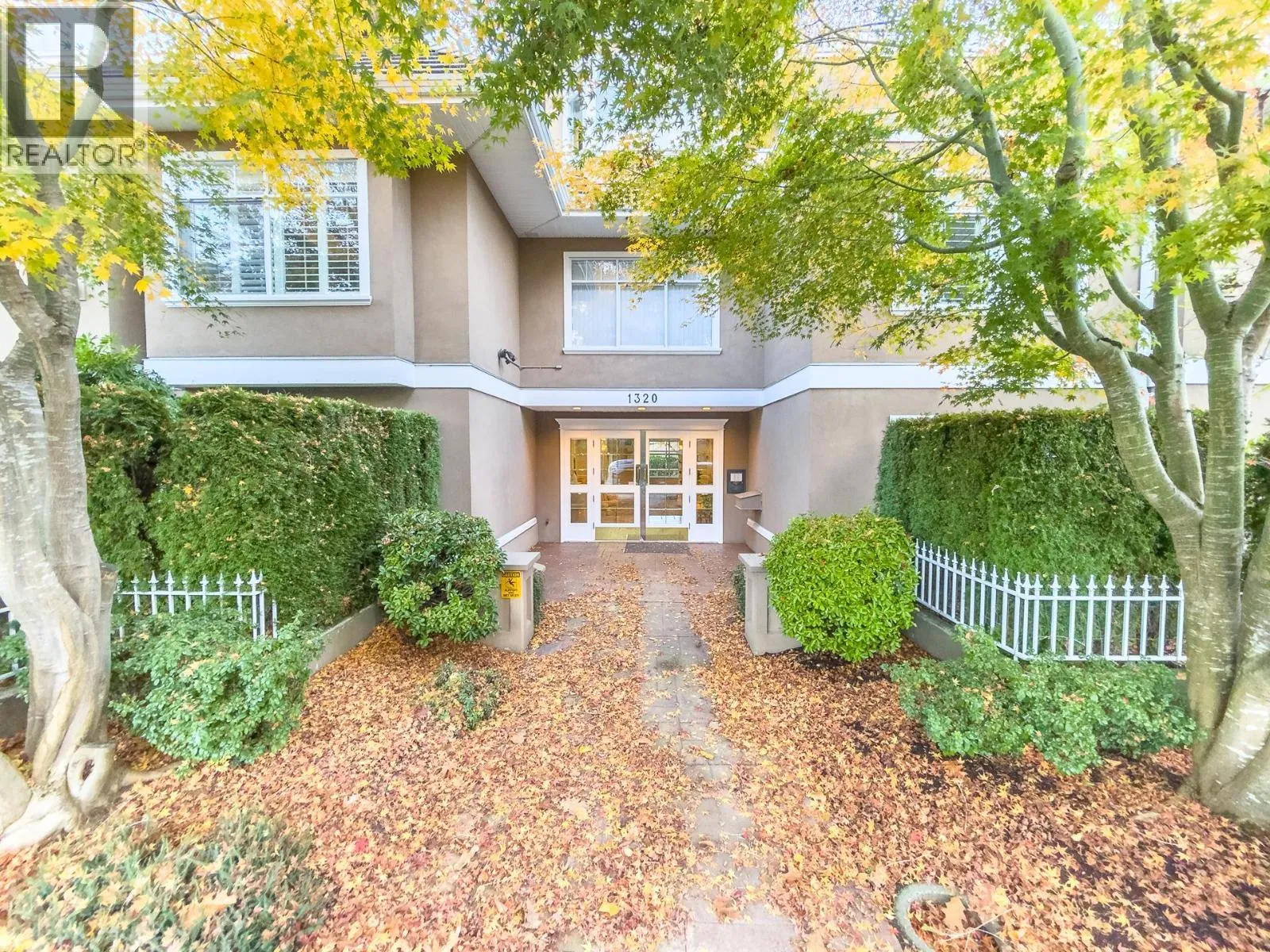 Apartment for rent: 201 1320 55 Street, Delta, British Columbia V4M 3K3