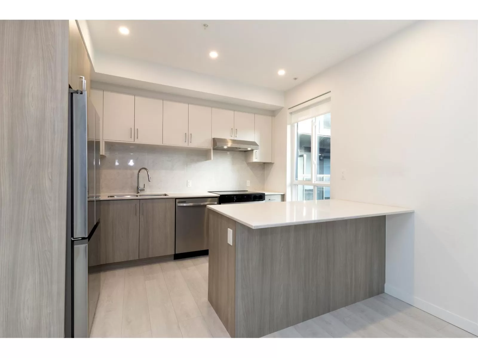 Apartment for rent: 201 13838 108 Avenue, Surrey, British Columbia V3T 0T8