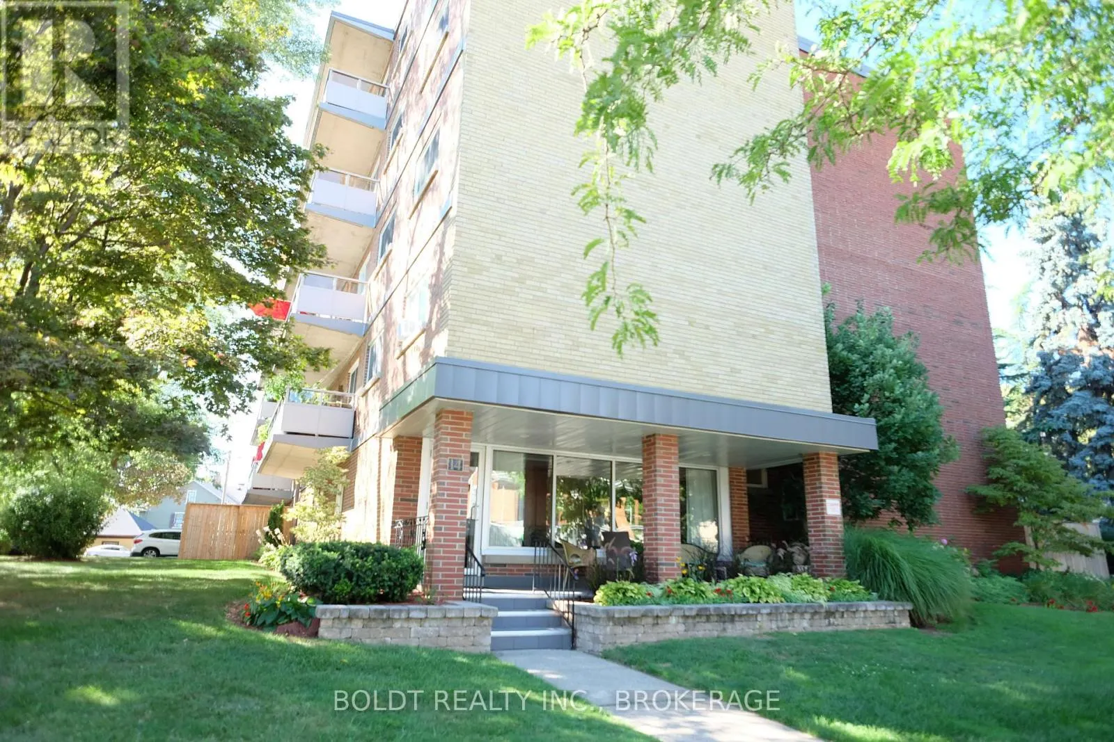 Apartment for rent: 201 - 14 Norris Place, St. Catharines, Ontario L2R 2W8