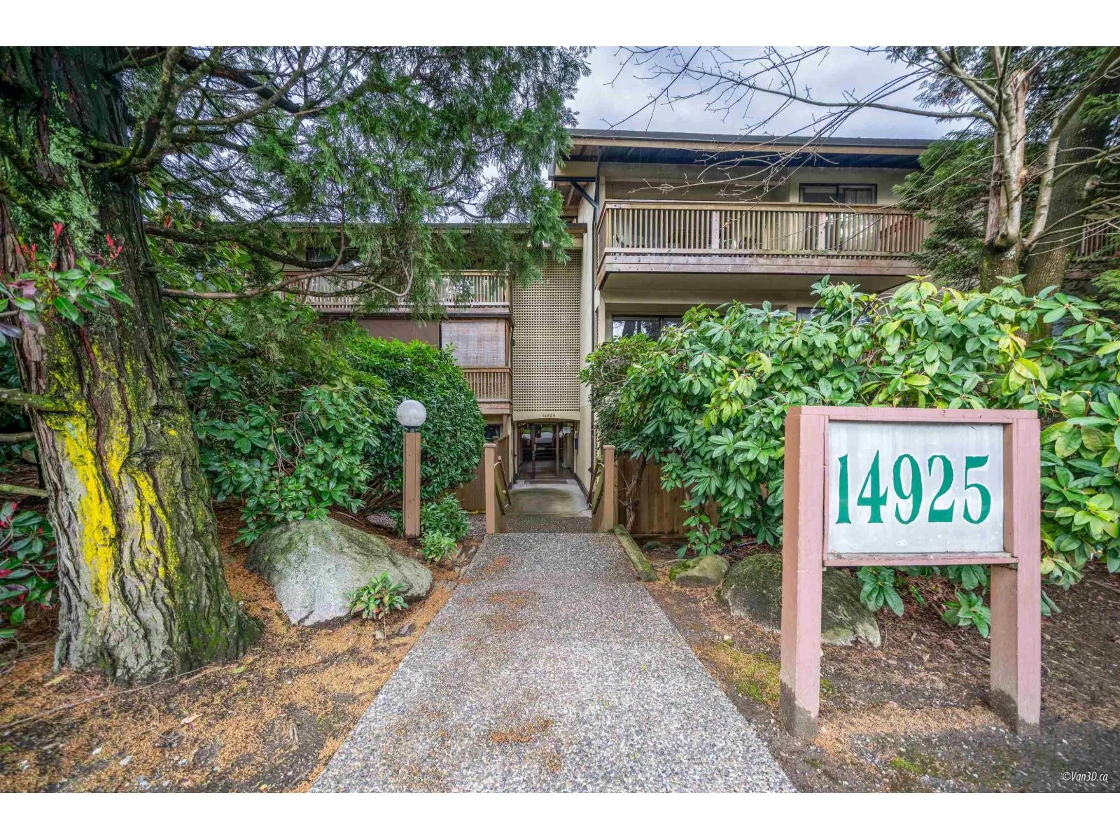 Apartment for rent: 201 14925 100 Avenue, Surrey, British Columbia V3R 1J6