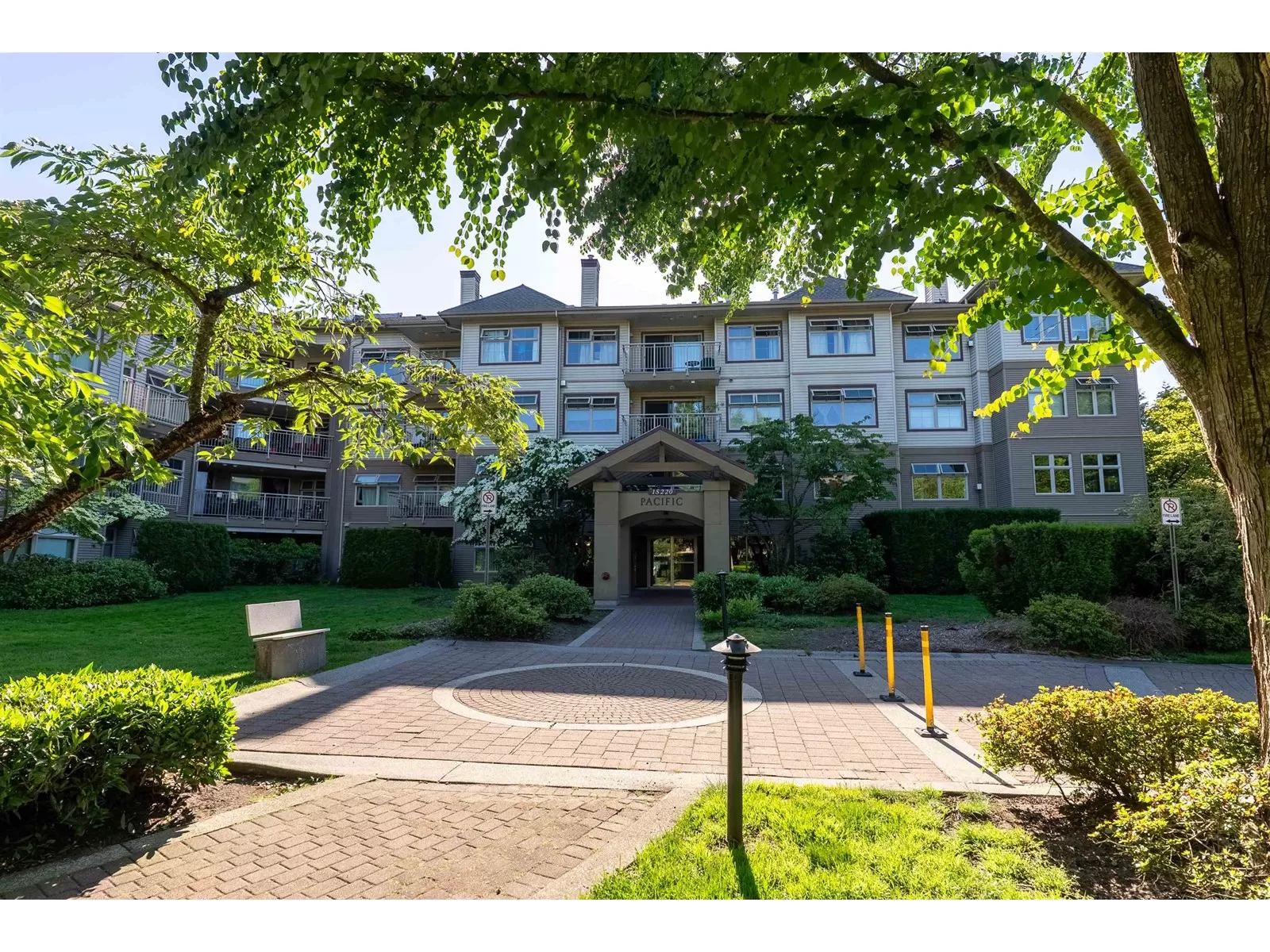 Apartment for rent: 201 15220 Guildford Drive, Surrey, British Columbia V3R 0Y6