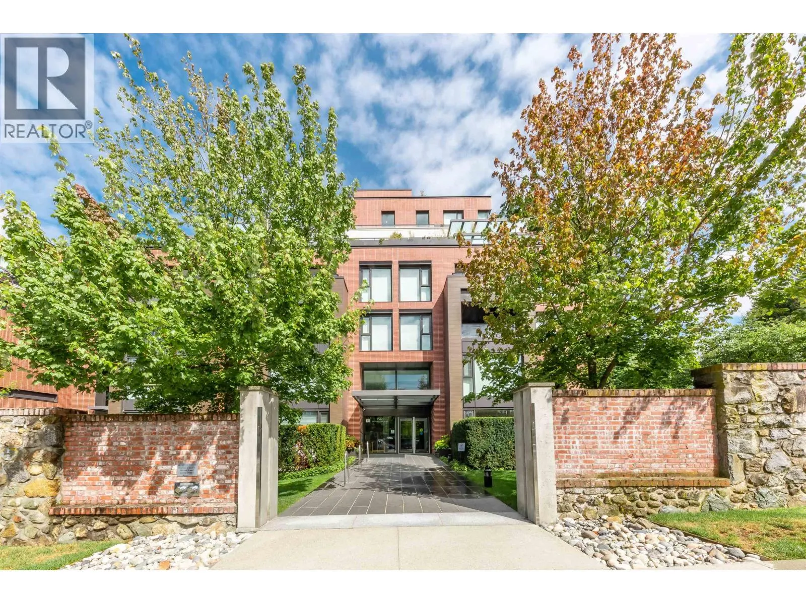 Apartment for rent: 201 1561 W 57th Avenue, Vancouver, British Columbia V6P 0H5