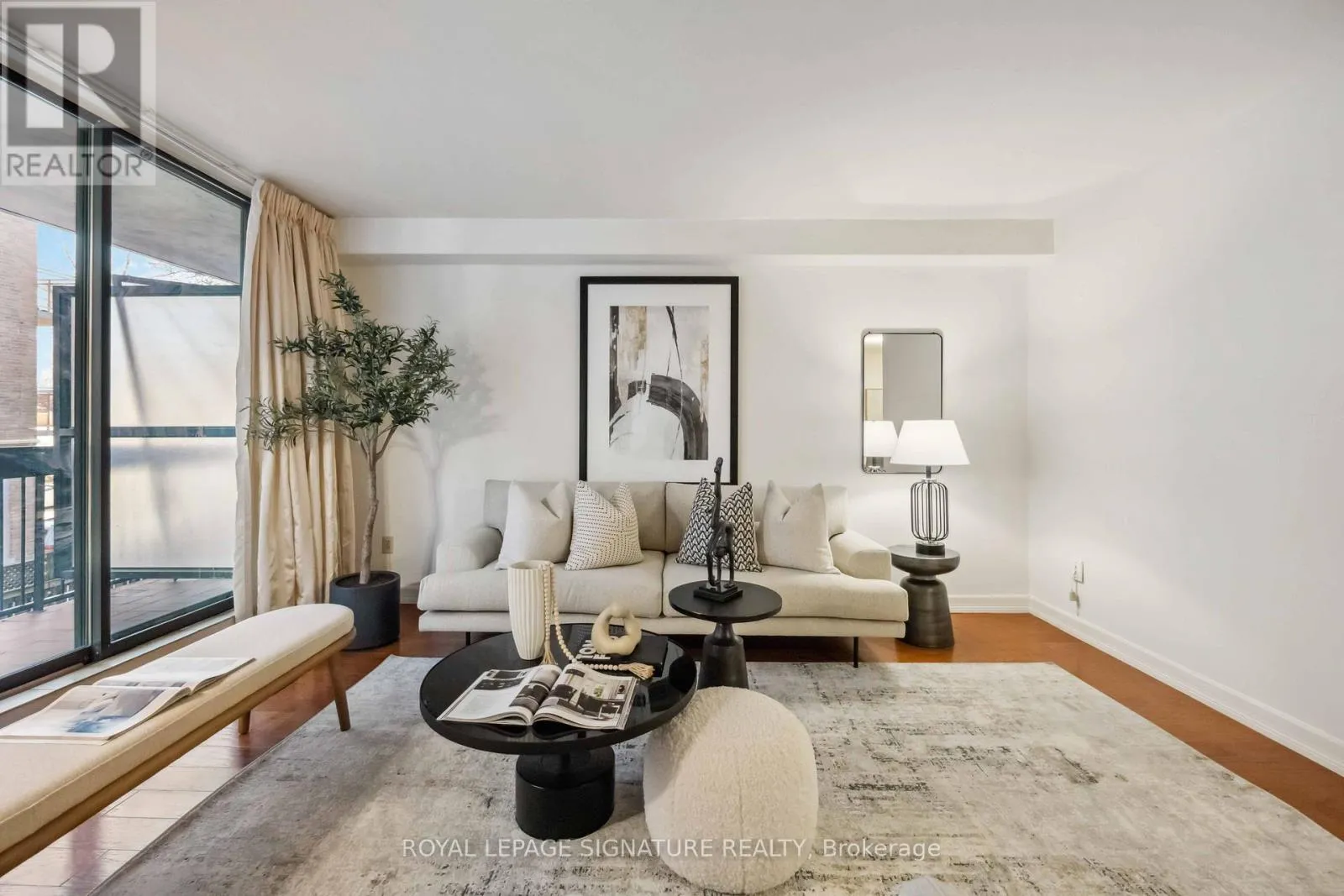 Apartment for rent: 201 - 212 St. George Street, Toronto, Ontario M5R 2N5