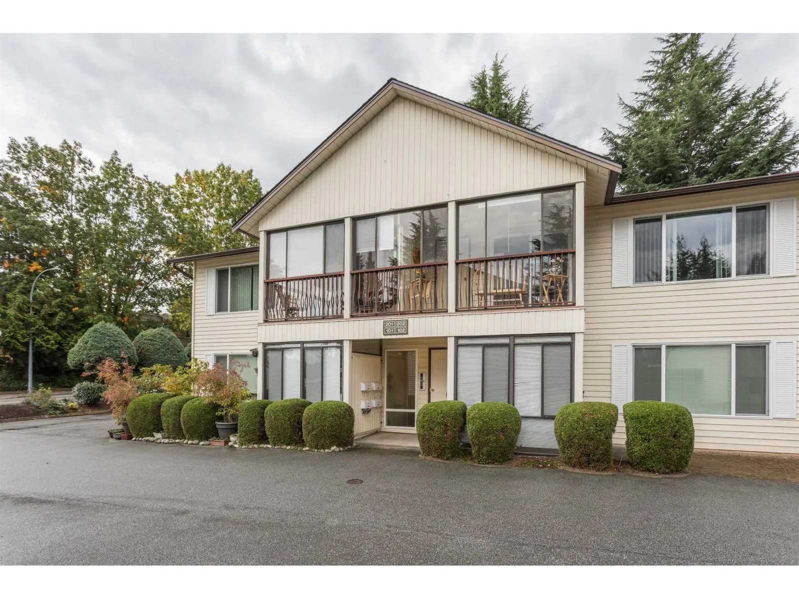 Apartment for rent: 201 2853 Bourquin Crescent, Abbotsford, British Columbia V2S 6H6