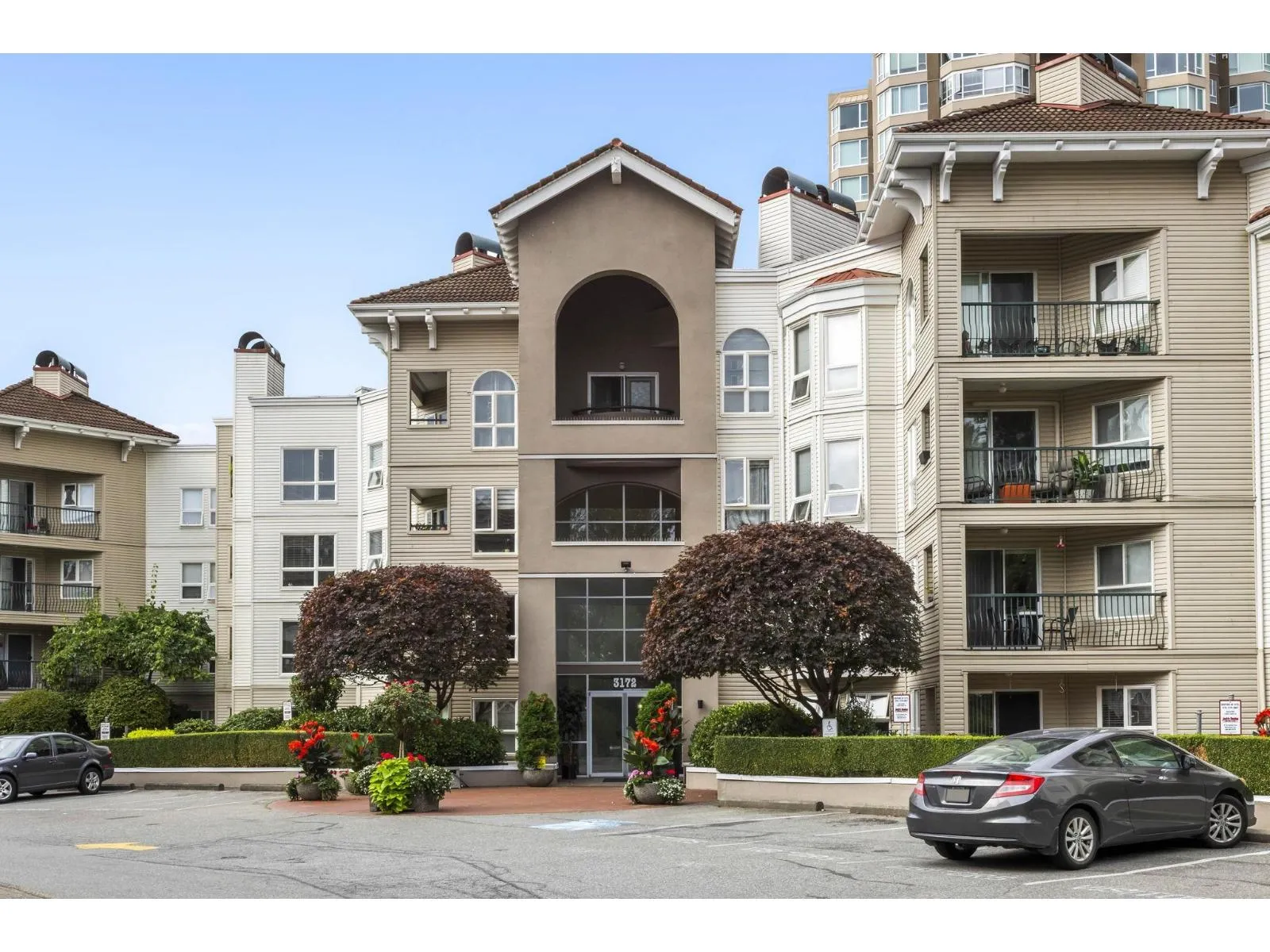 Apartment for rent: 201 3172 Gladwin Road, Abbotsford, British Columbia V2T 5T3