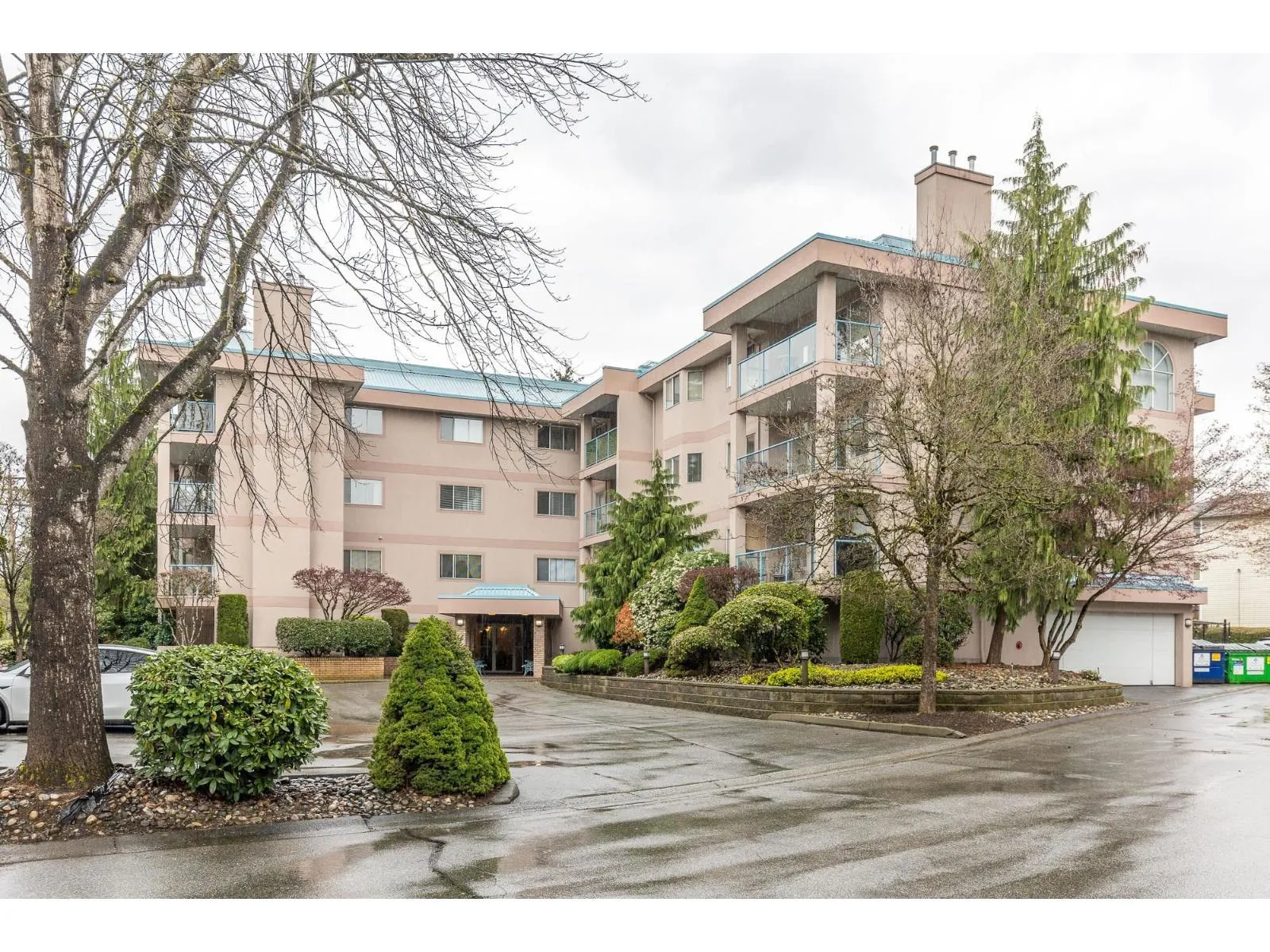 Apartment for rent: 201 33110 George Ferguson Way, Abbotsford, British Columbia V2S 2L5