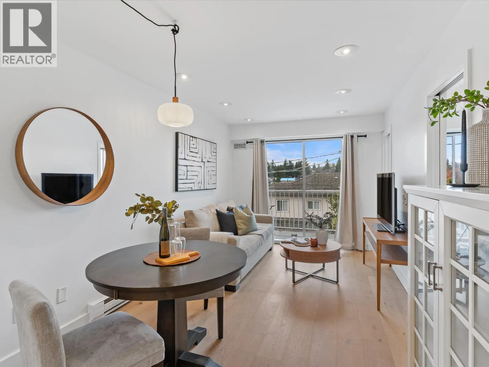 Apartment for rent: 201 4315 Fraser Street, Vancouver, British Columbia V5V 4G4