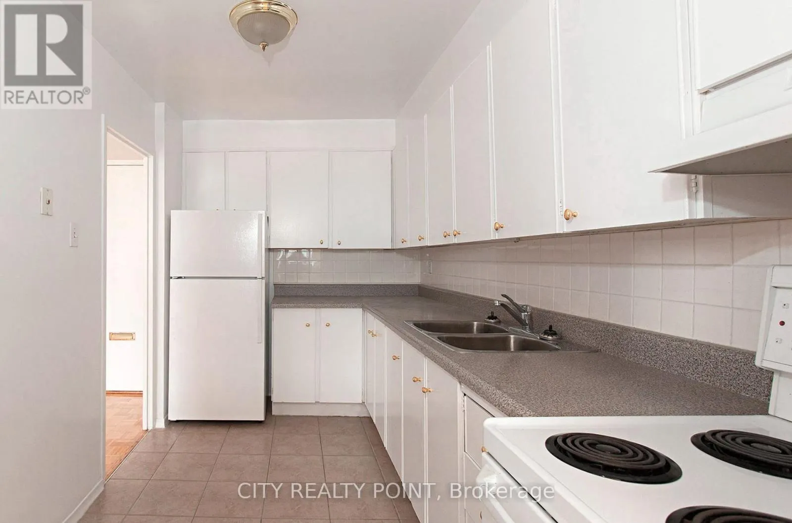 Apartment for rent: 201 - 525 Eglinton Avenue E, Toronto, Ontario M4P 2P6