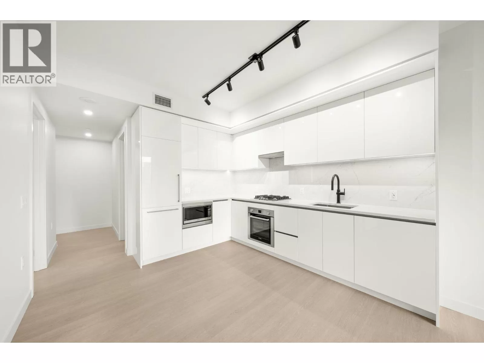 Apartment for rent: 201 5987 Wilson Avenue, Burnaby, British Columbia V5H 2R3