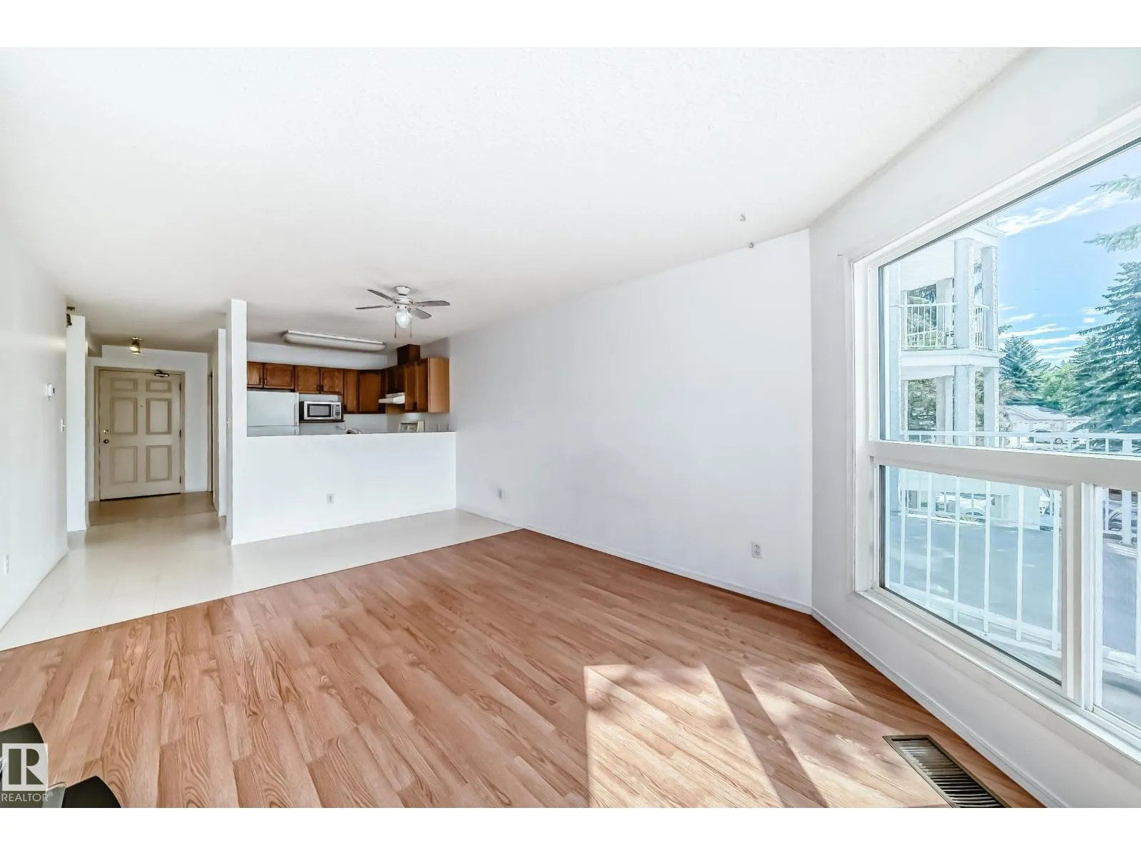 Apartment for rent: #201 65 Gervais Rd, St. Albert, Alberta T8N 6H6