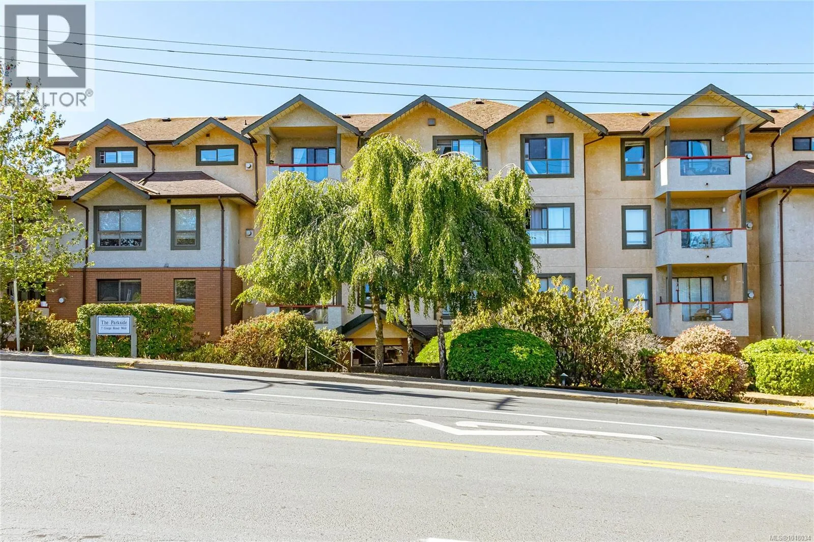 Apartment for rent: 201 7 Gorge Rd W, Saanich, British Columbia V9A 1L9