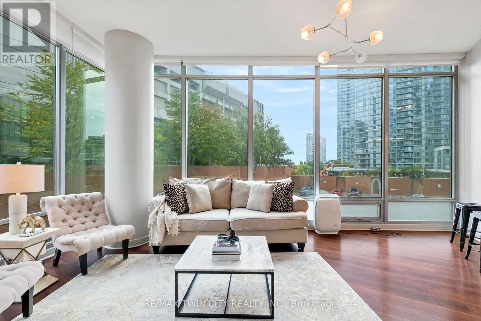 Apartment for rent: 201 - 81 Navy Wharf Court, Toronto, Ontario M5V 3S2