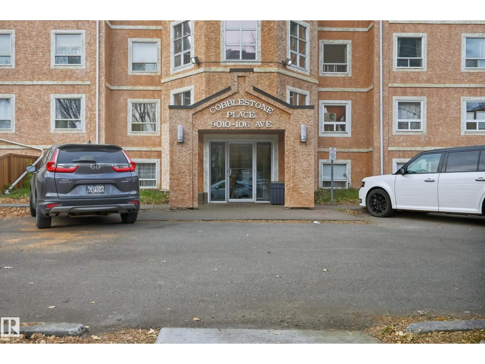 Apartment for rent: #201 9010 106 Av Nw, Edmonton, Alberta T5H 5K3